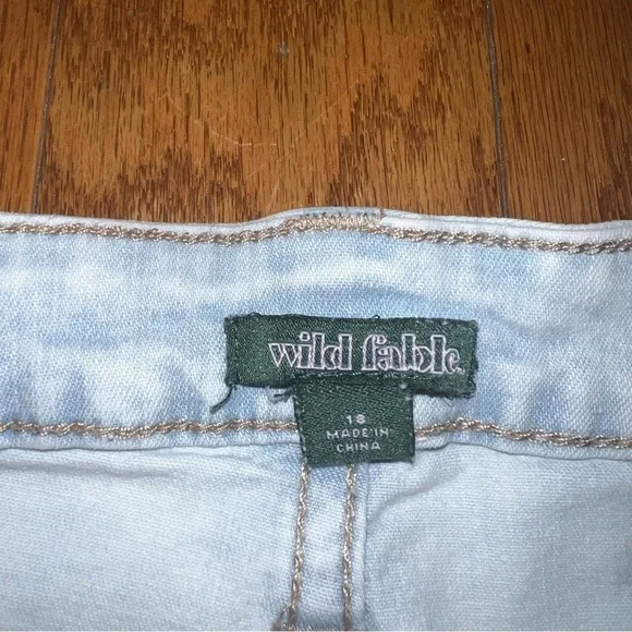 Wild Fable Light Wash Full Button Fly Raw Hem Shorts Size 18 - Picture 2 of 8